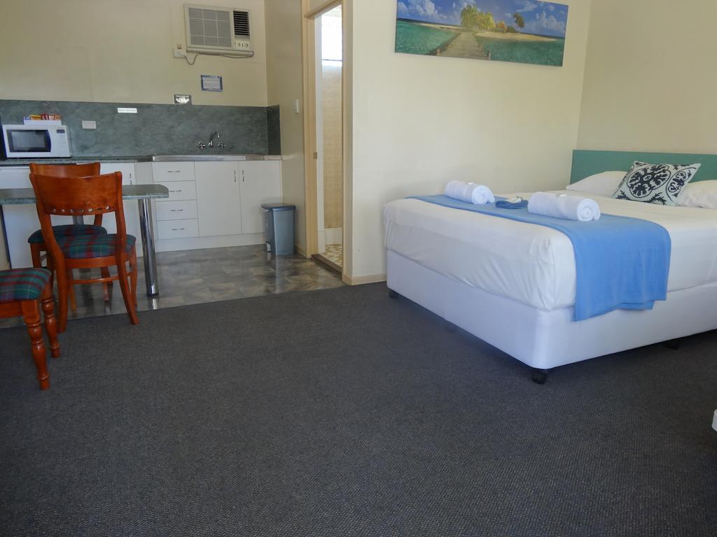 Shell Motel Боуен Екстериор снимка